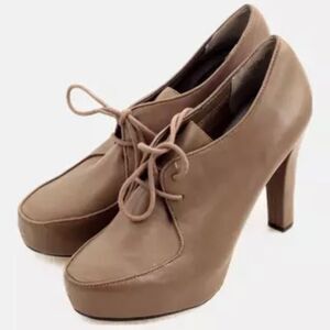 Me too leather booties women’s sz 7 comfy neutral heels lace closure heels